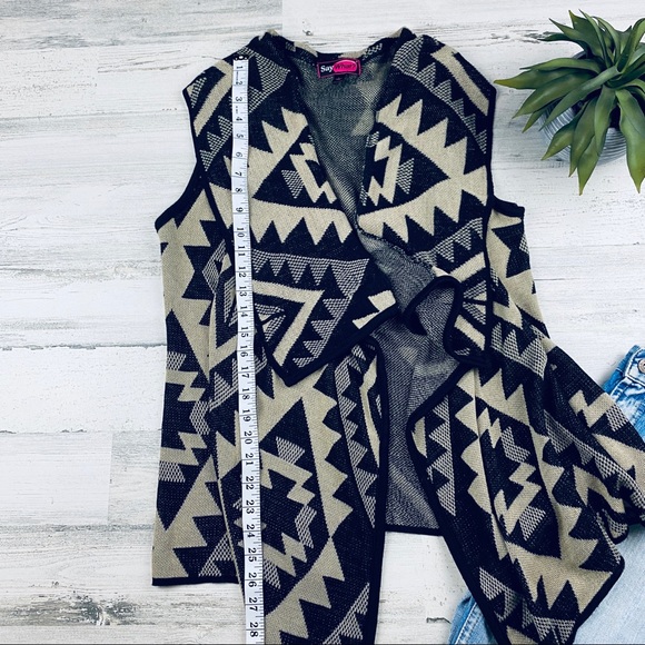 Aztec sleeveless cardigan - Picture 2 of 5